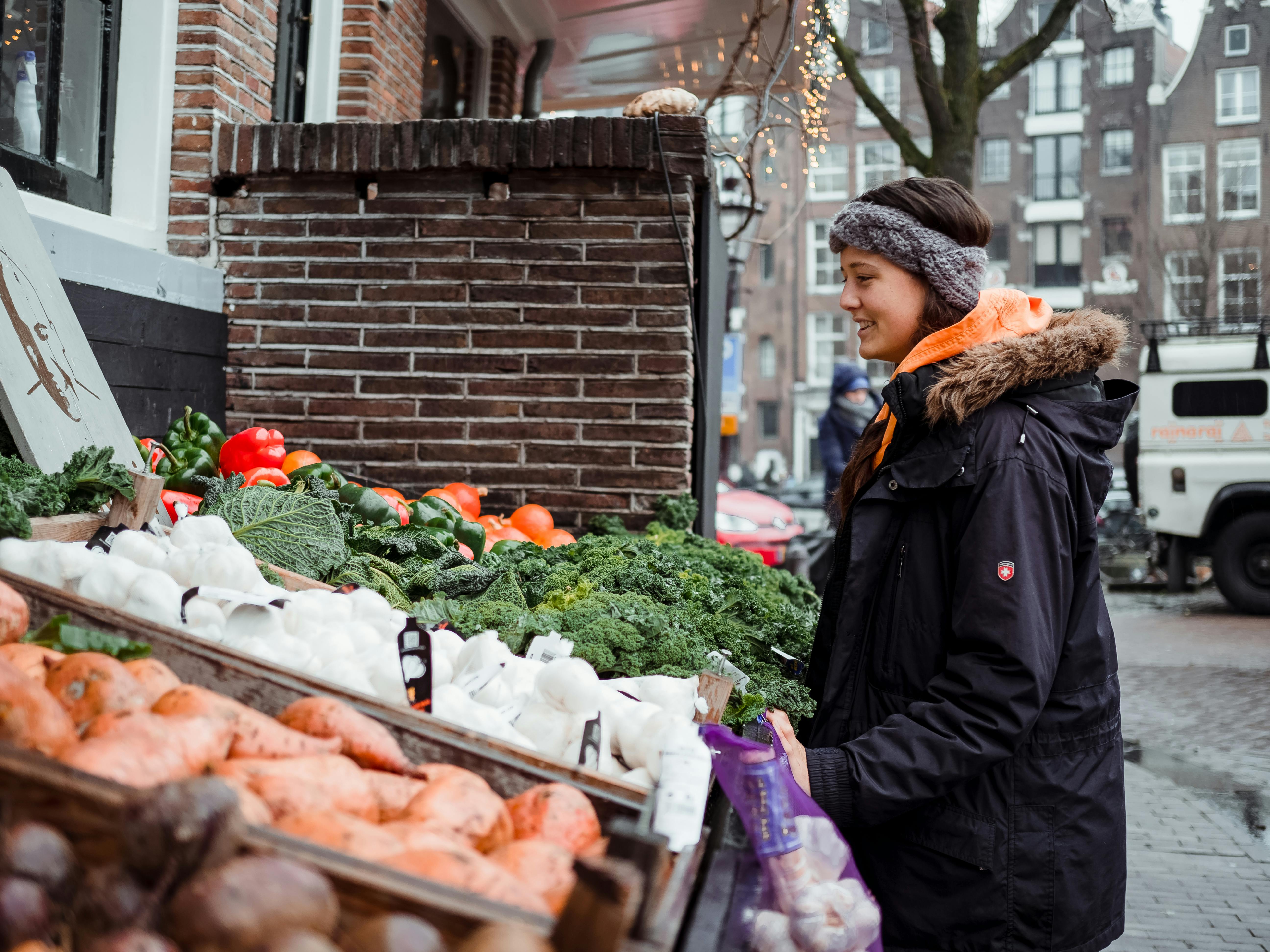 vrouw op zoek naar winterse groenten